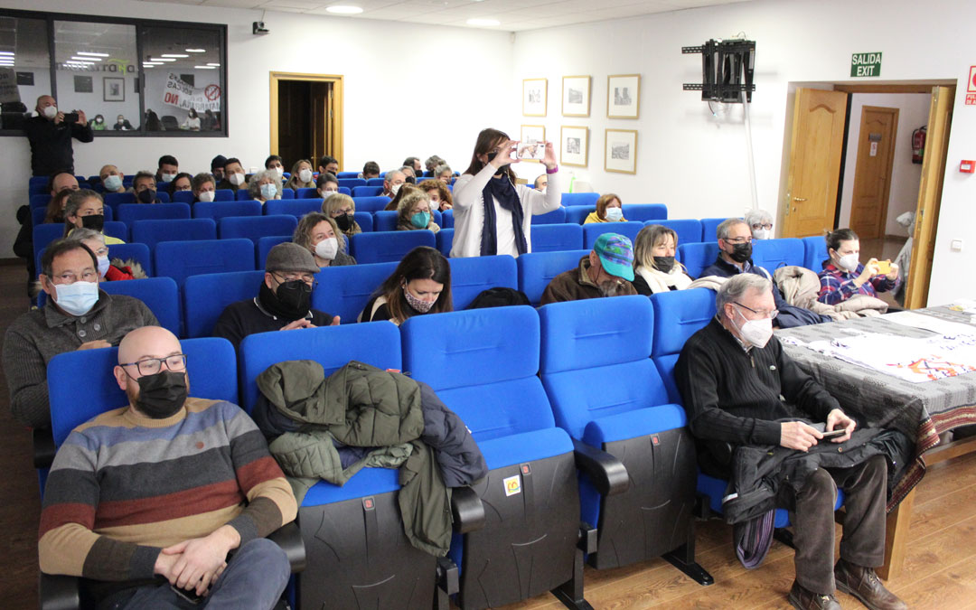 Rueda de prensa en el Matarraña de plataformas, asociaciones y ayuntamientos en contra de los macroparques eólicos. / B. Severino