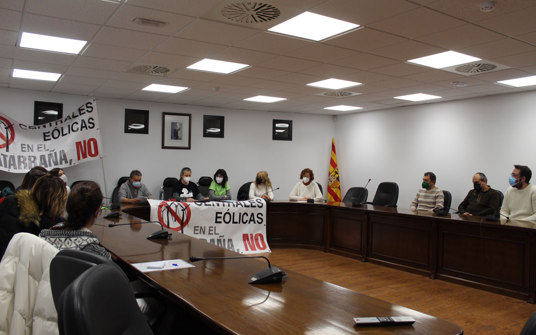 Rueda de prensa en el Matarraña de plataformas, asociaciones y ayuntamientos en contra de los macroparques eólicos. / B. Severino
