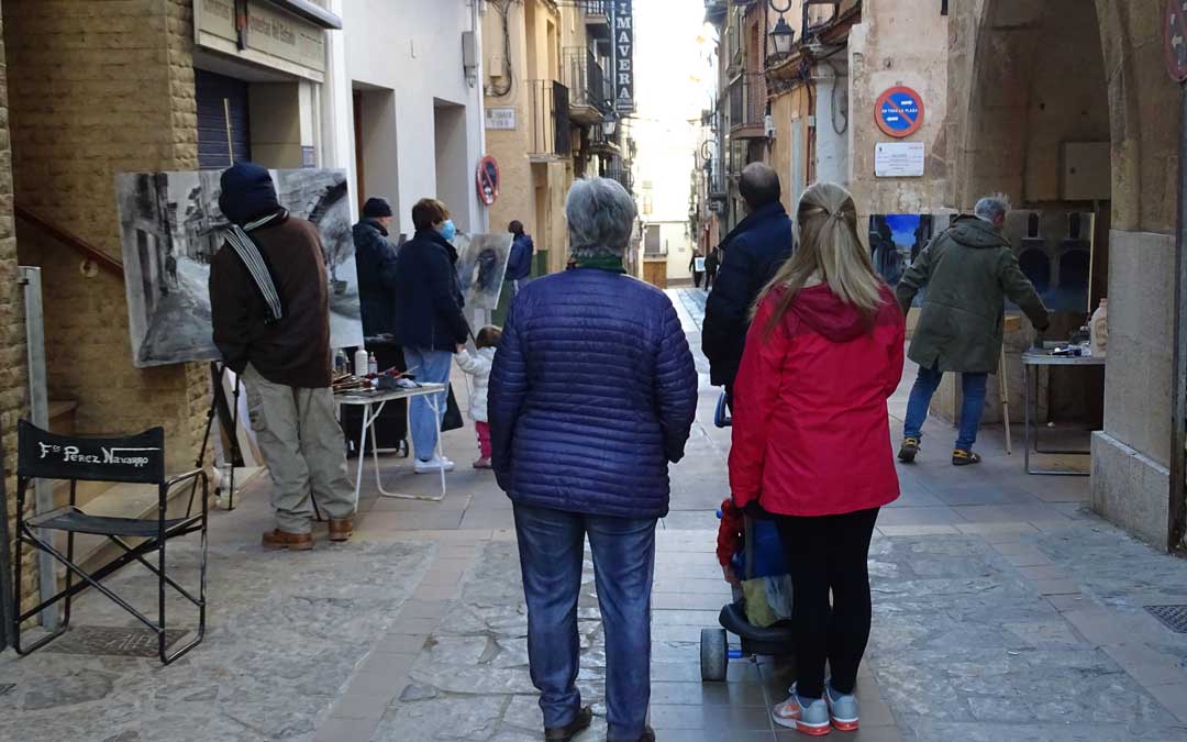 Son muchos los vecinos que no han querido perder la oportunidad de ver el proceso creativo. / L.Martínez