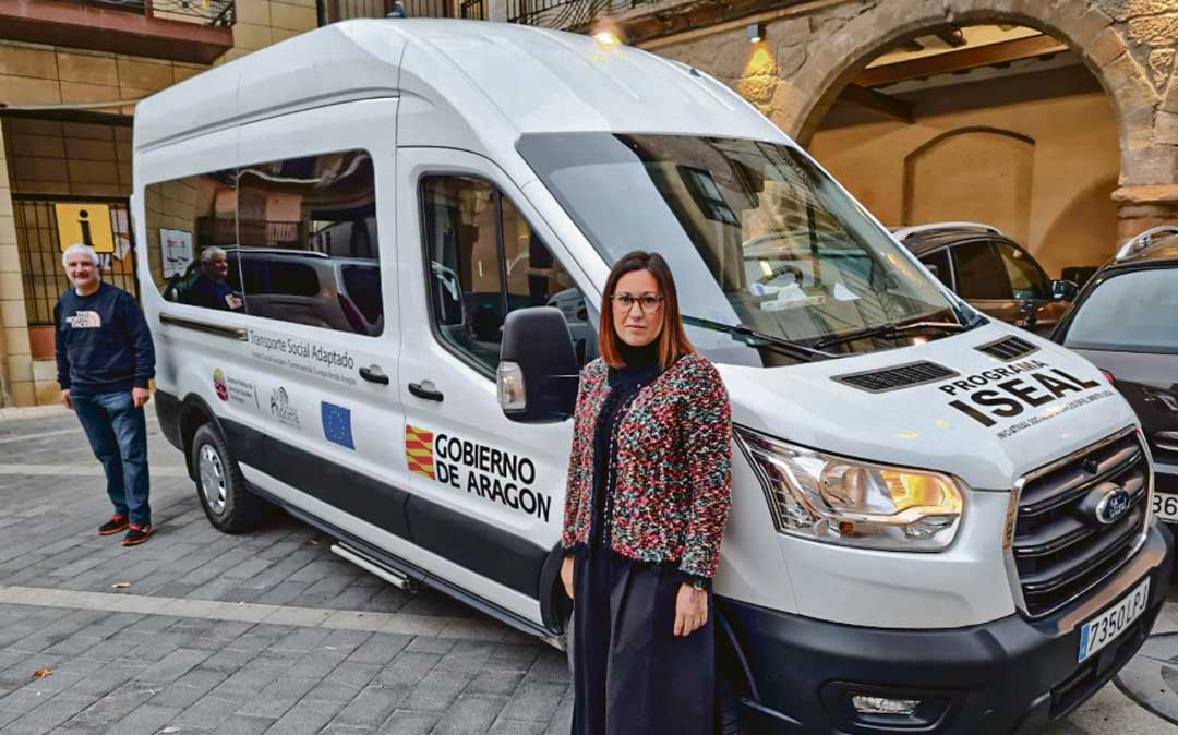 La presidenta de la institución comarcal, Marta Sancho, junto al nuevo vehículo. / Comarca Andorra-Sierra de Arcos