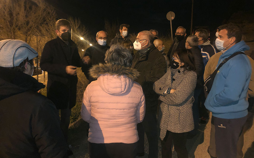 Reunión reciente del alcalde y el teniente alcalde de Alcañiz con los vecinos afectados / L. Castel