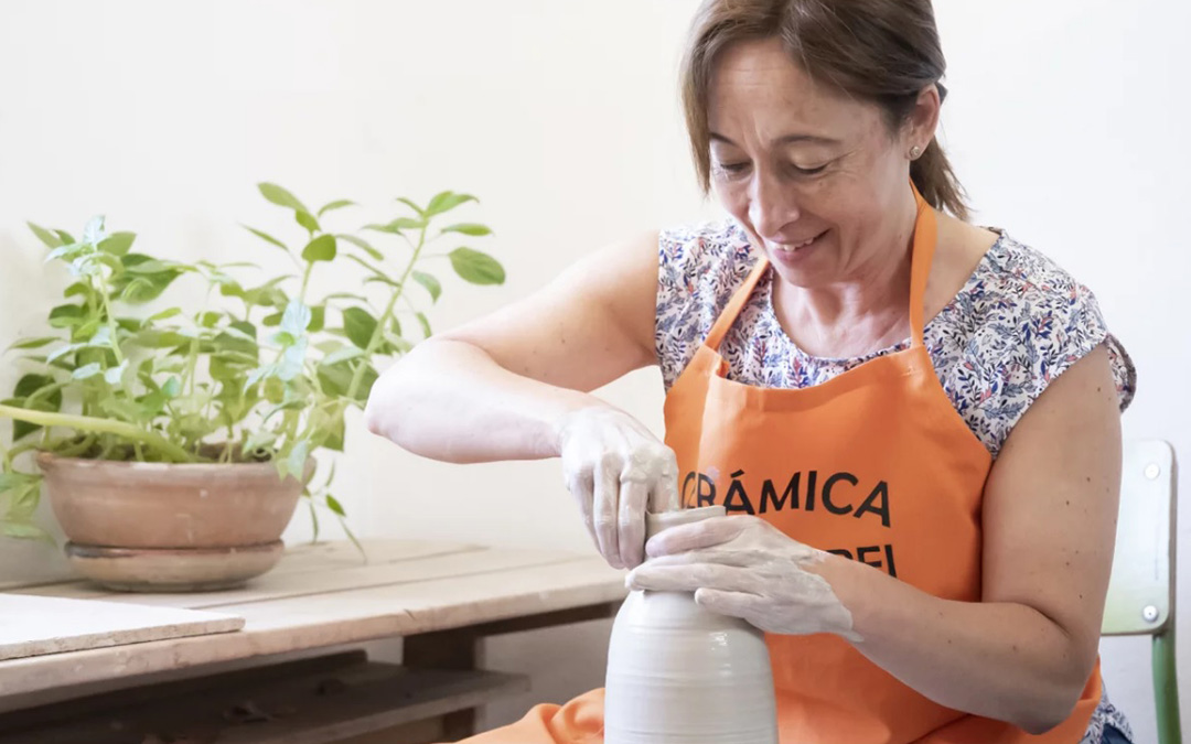 Carmen Igual, metida en faena en su taller para sacar piezas que pueden verse en su web y sus redes donde también sale ella en acción. / Archivo personal