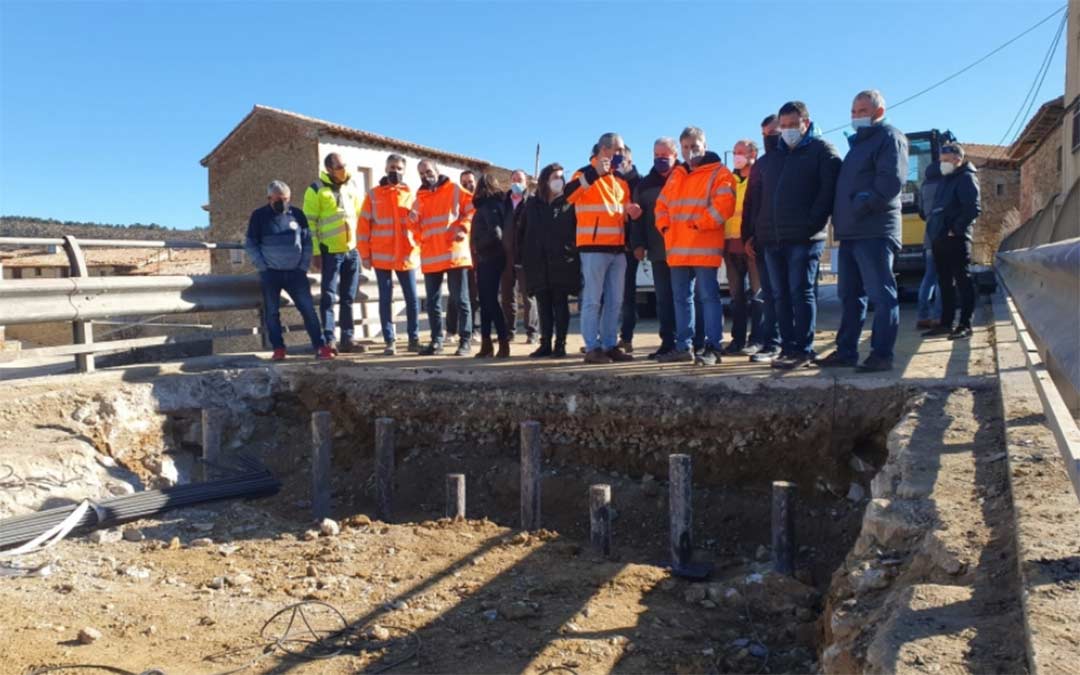Obras de emergencia que se están realizando para la consolidación de 12 pontones y muros de sillería sobre los que se asienta la carretera A-1702 entre Villarluengo - La Cañada de Benatanduz./DGA
