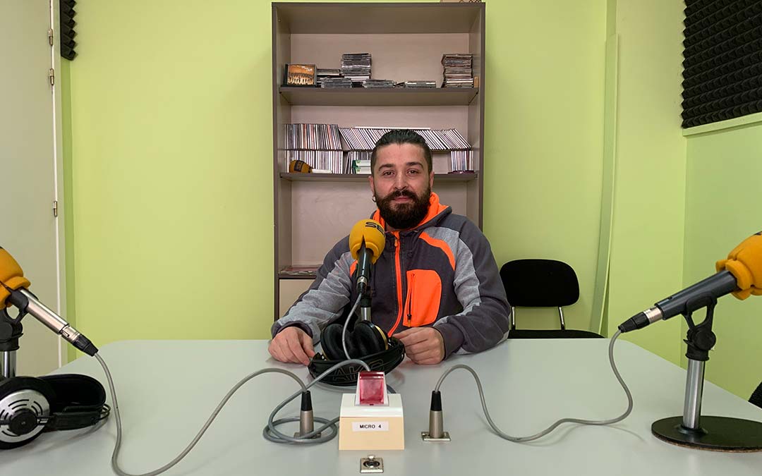Adrián Fontoba, escritor caspolino, en Radio Caspe. / Eduard Peralta