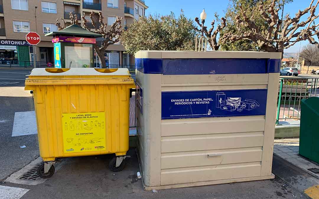 Después de dos semanas a rebosar, los contenedores azules de la Ciudad del Compromiso vuelven a estar vacíos / Eduard Peralta