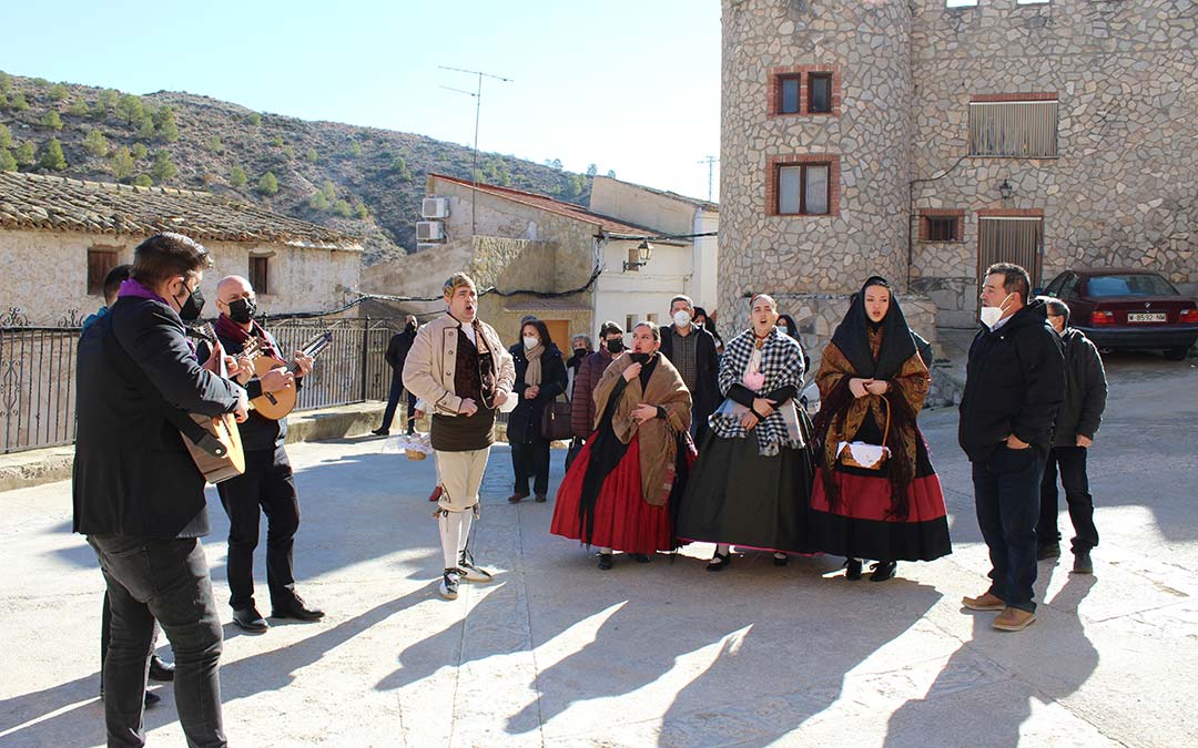 Las jotas fueron protagonistas y acompañaron la jornada de San Valero en Castelnou / Eduard Peralta