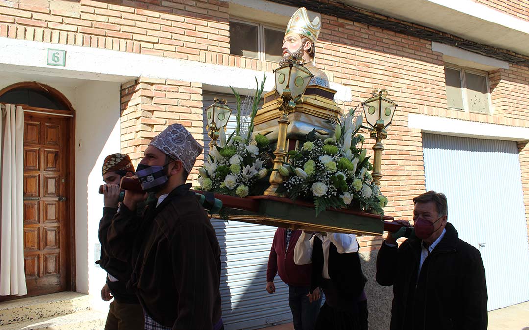 Los vecinos acompañaron al patrón con la tradicional procesión / Eduard Peralta