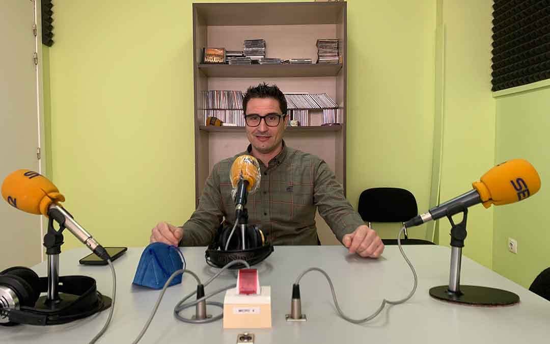 Cristian Poblador, presidente de la Comarca del Bajo Aragón-Caspe, en Radio Caspe / Eduard Peralta