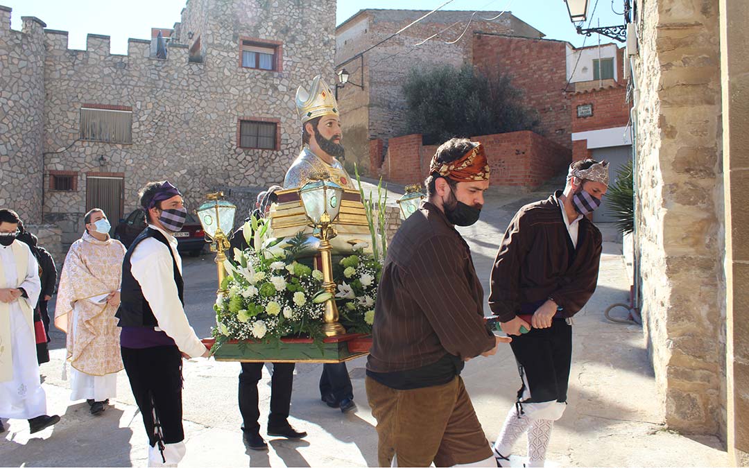 Los vecinos de Castelnou acompañaron en procesión a su patrón San Valero este sábado / Eduard Peralta