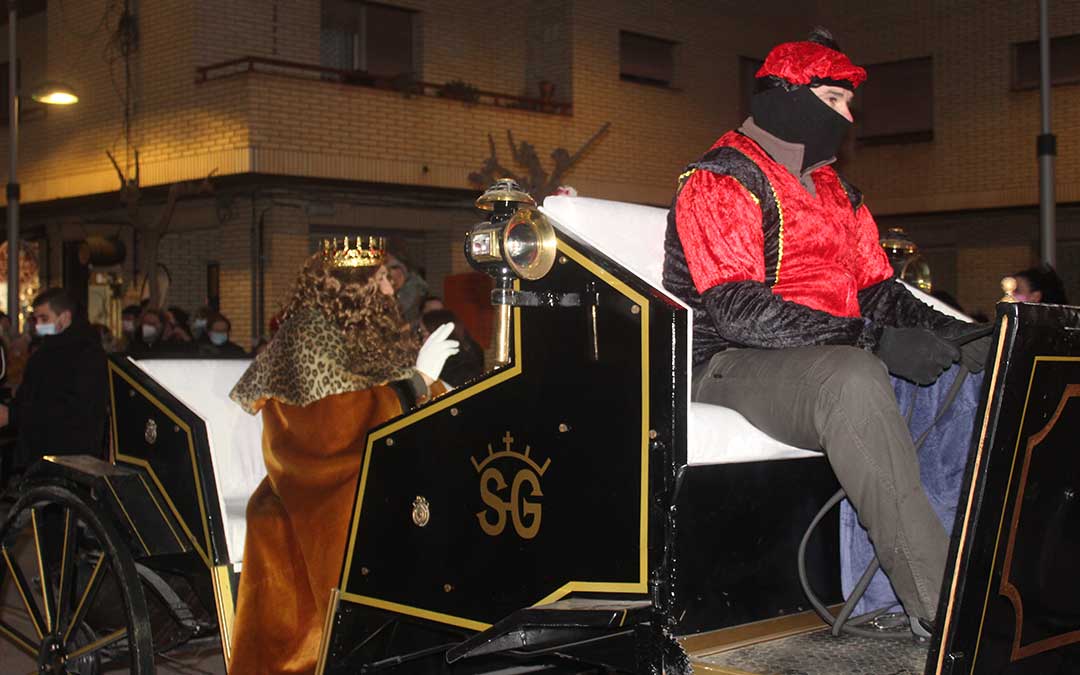 El Rey Mago Gaspar saluda a los vecinos de Caspe durante la cabalgata / E.Peralta