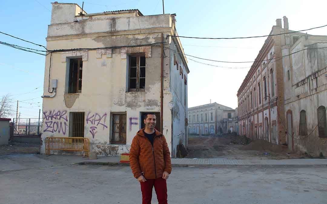 Gabriel Luena, concejal de urbanismo en Caspe, en la estación de tren junto a los edificios que serán derruidos / Eduard Peralta