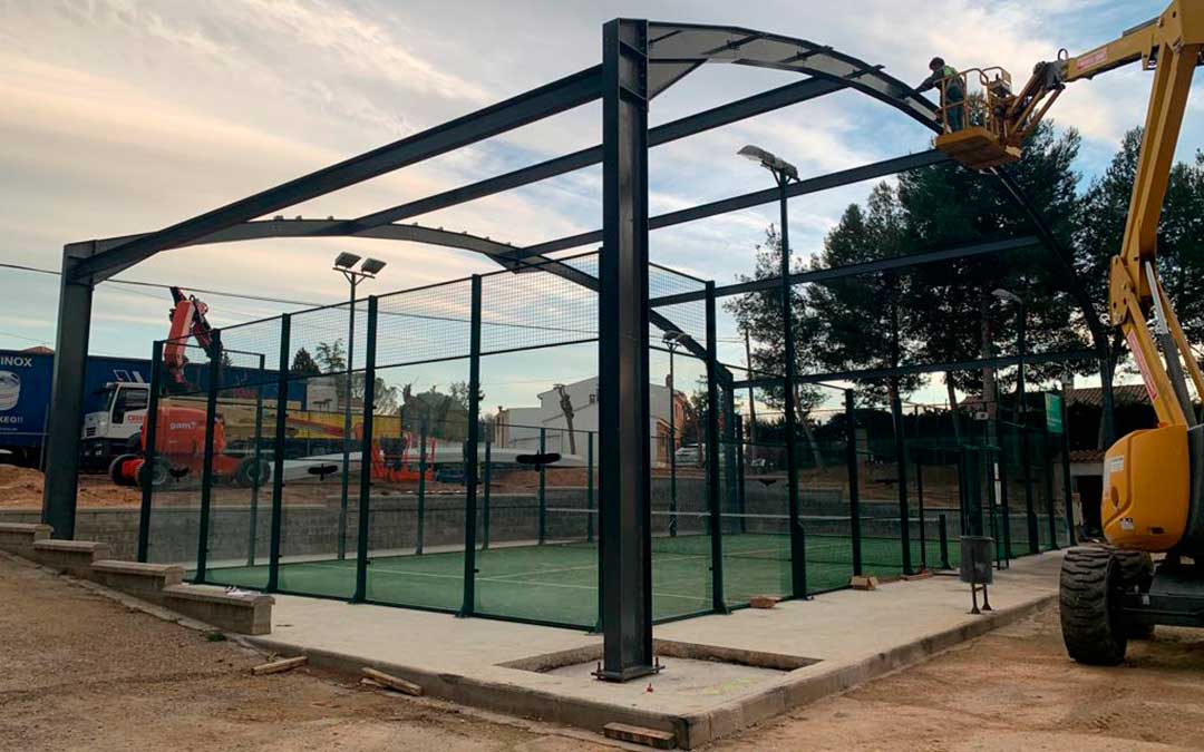 Imagen de la puesta de la cubierta en el pádel de Fayón / Ayto Fayón