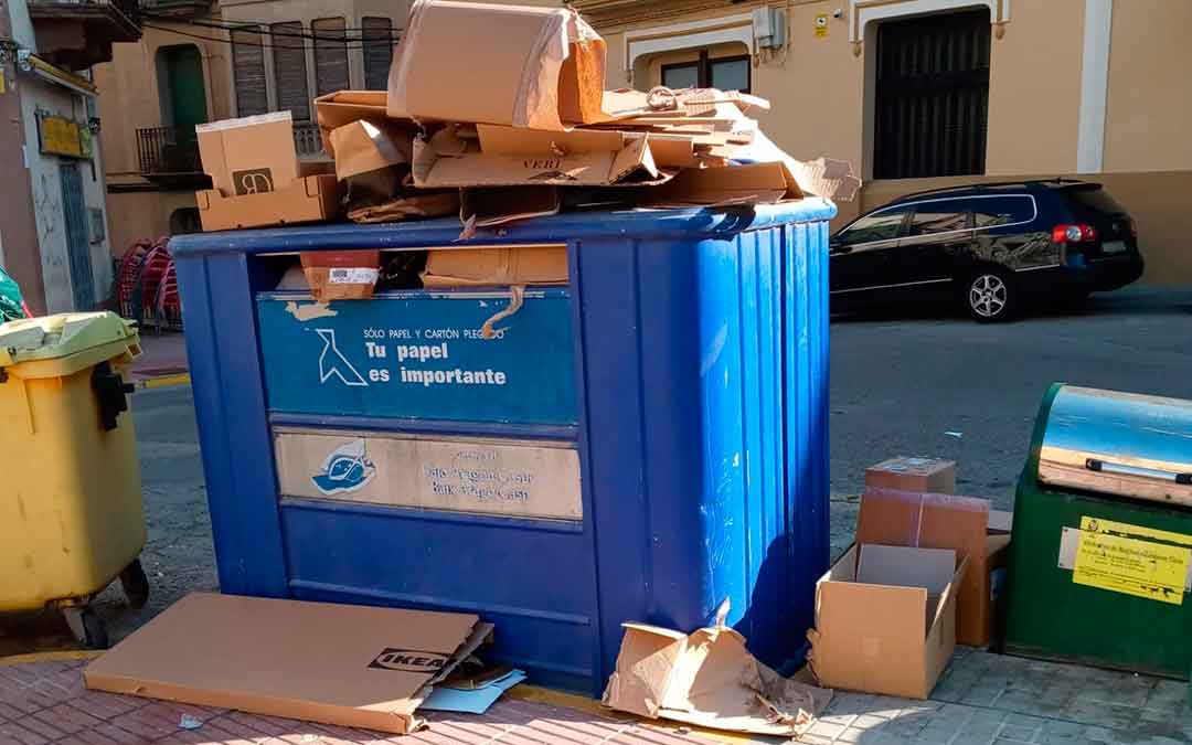 Los contenedores del cartón del Bajo Aragón-Caspe llevan dos semanas rebosando / Ayto Caspe