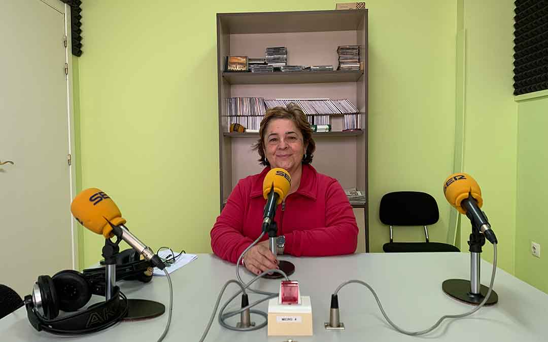Rosa Mendoza, directora del área de tiempo libre de ASADICC, en Radio Caspe / E. Peralta