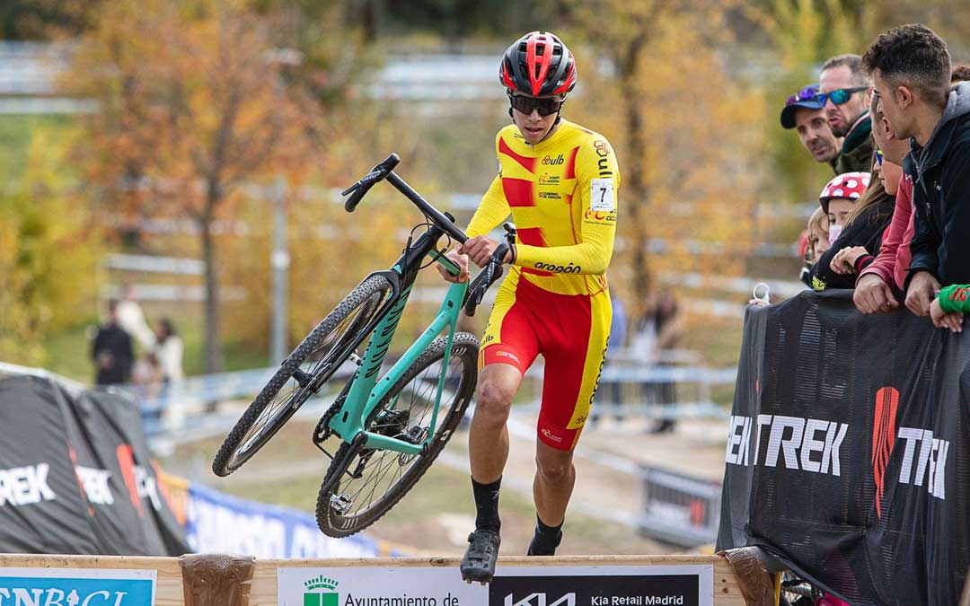 Zaera con el maillot de la selección aragonesa en el reconocimiento del circuito de Xátiva. Foto. C.C.O.