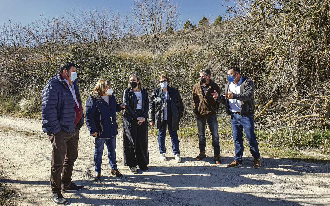 José Sancho junto con representantes municipales de Fuentespalda, Peñarroya, Ráfales y Monroyo en un camino reparado./ DPT