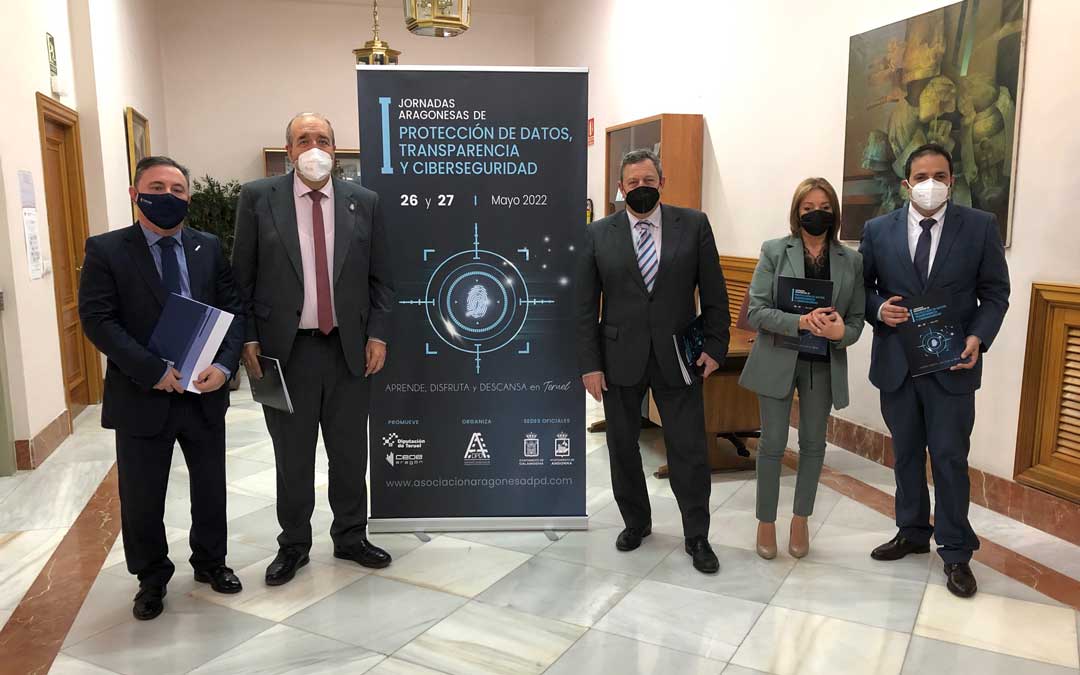 Los presidentes de la DPT y de la CEOE Teruel junto al presidente de la AADPD, el alcalde de Andorra y la teniente de alcalde de Calamocha. / DPT