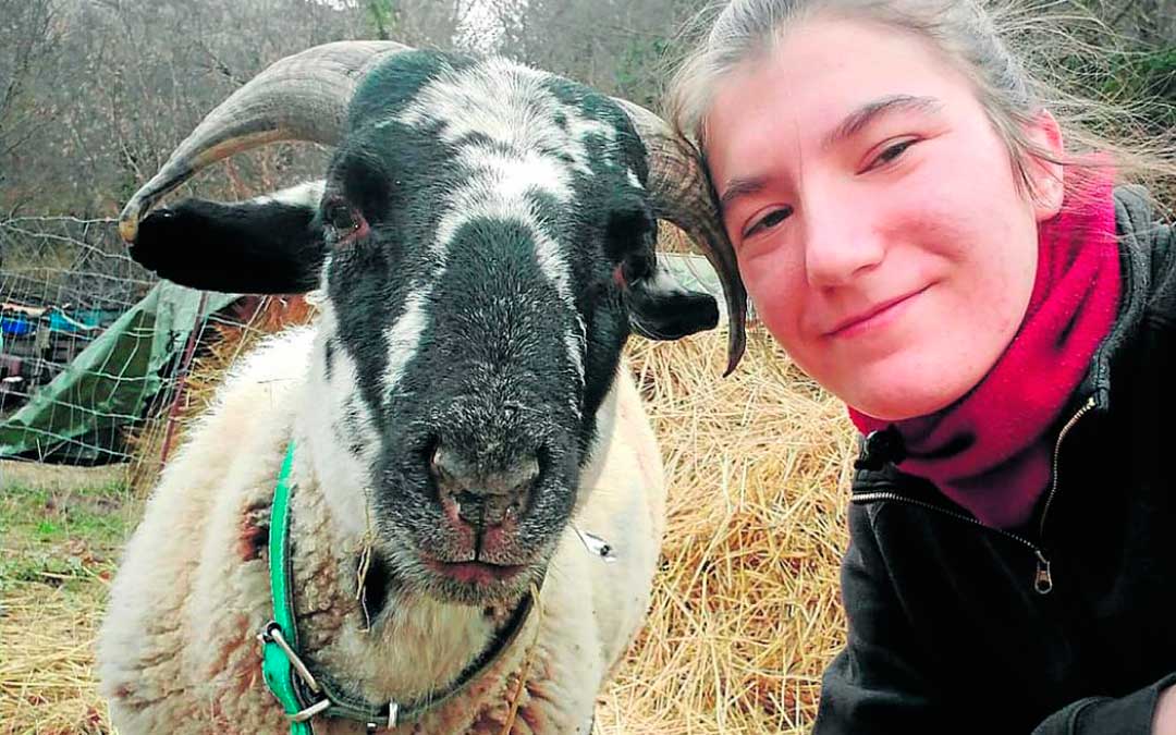 Alba Lagares, fotografiada con su carnero ‘Marcelino’ en Montoro de Mezquita, donde vive./ Carmen Olague