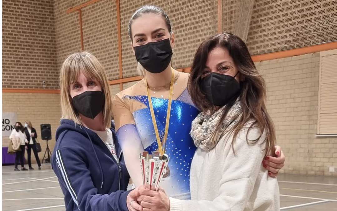 Alba Pitarque junto a su entrenadora y la presidenta del club. Foto. I.R.