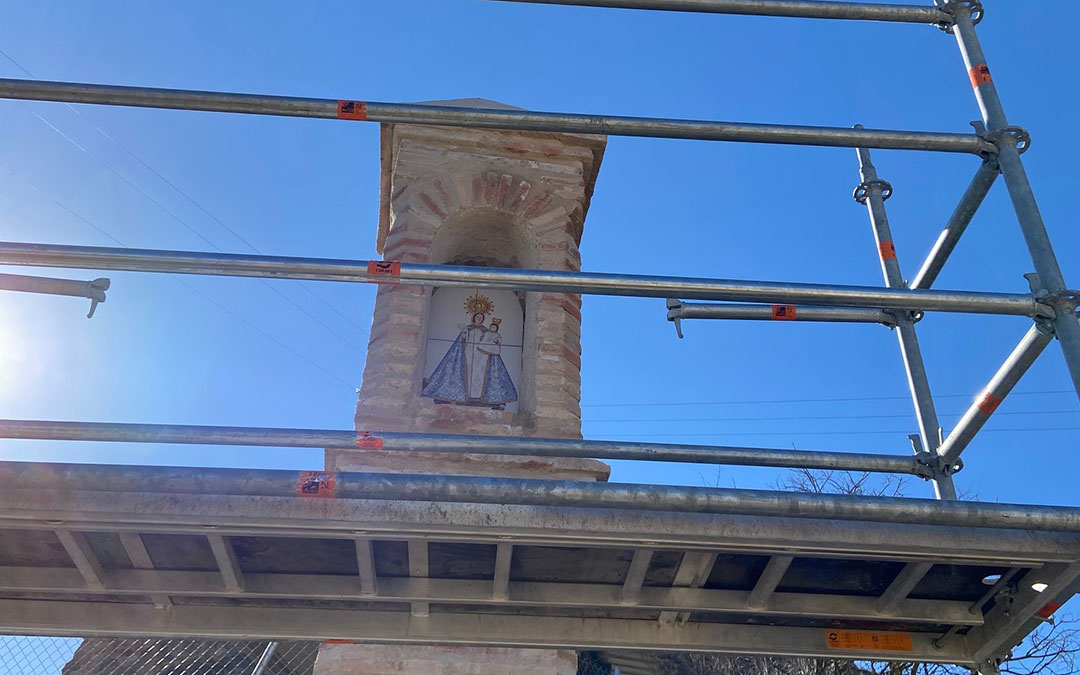 Uno de los peirones alusivos a la patrona, en plena restauración. / Alicia Martín