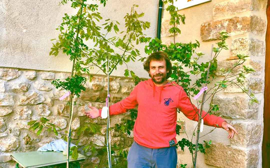El maestro, antes de salir a plantar árboles desde el aula que se mantiene en la cuerda floja con 4 estudiantes./L.C.