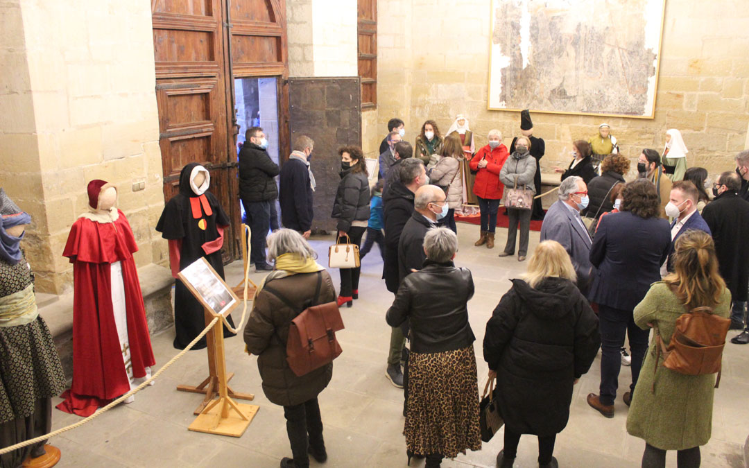 Puede visitarse en el patio del Ayuntamiento la exposición de trajes ‘Vestir el poder, sentir el conflicto. La Concordia de Alcañiz de 1412’. / B. Severino