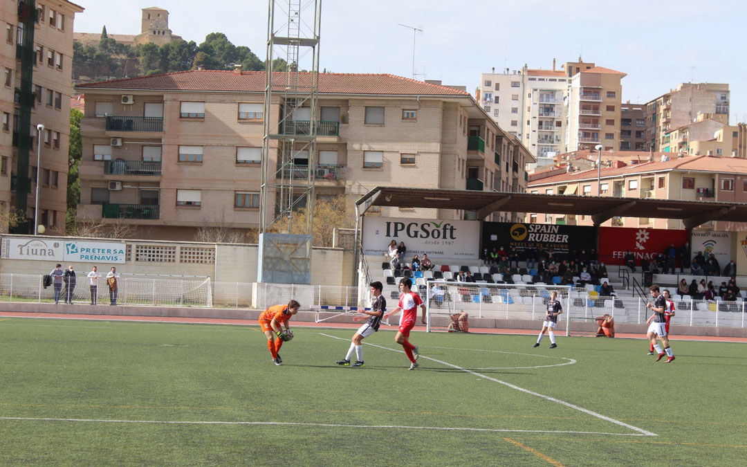 Aproximación a la portería local en el partido del Cadete entre el Alcañiz y el Actur Pablo Iglesias. / B. Severino