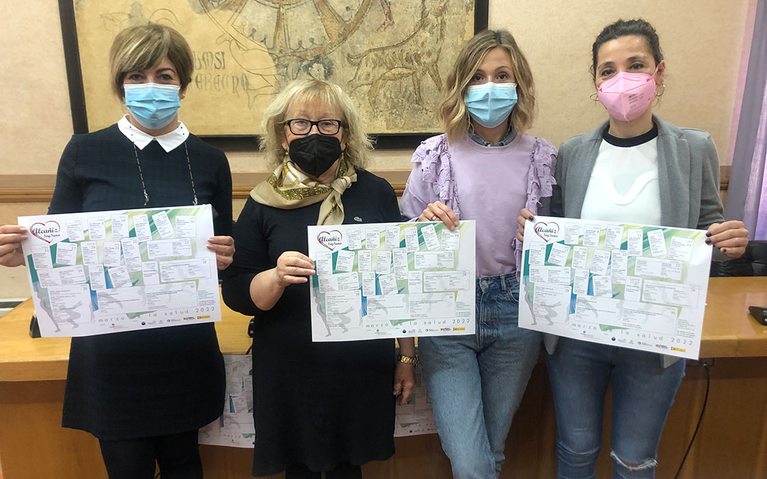 Cristina Falo, psicóloga del Centro de Prevención Comunitaria de Alcañiz; Ángela Lara, la concejal de Acción Social; Carmen Julve, trabajadora social de la unidad; y María Milián, concejal de Participación Ciudadana./ L. Castel