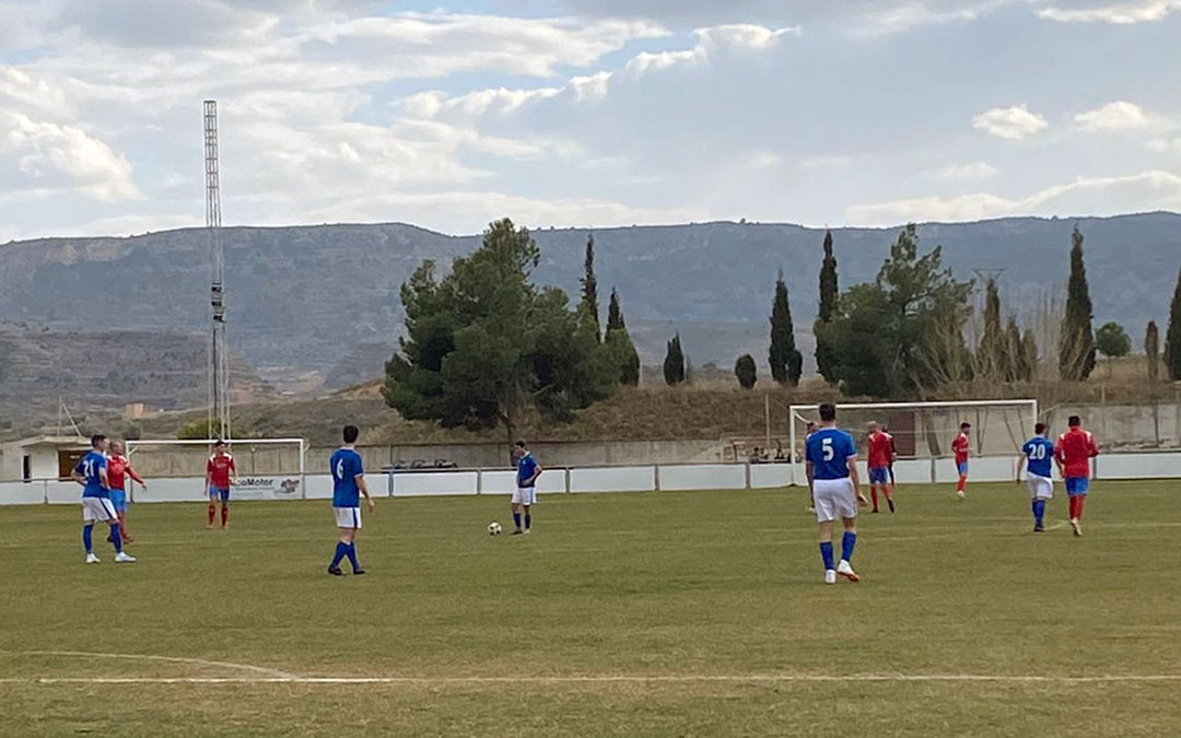 Momento del partido entre el Alcorisa y el Actur./ Mario Martín