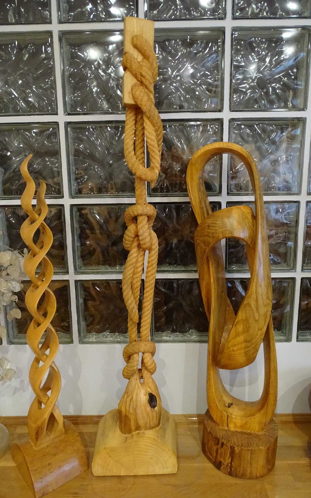 Algunas de las creaciones en madera que Manolo Cirugeda ha realizado durante estos años. / L.Martínez
