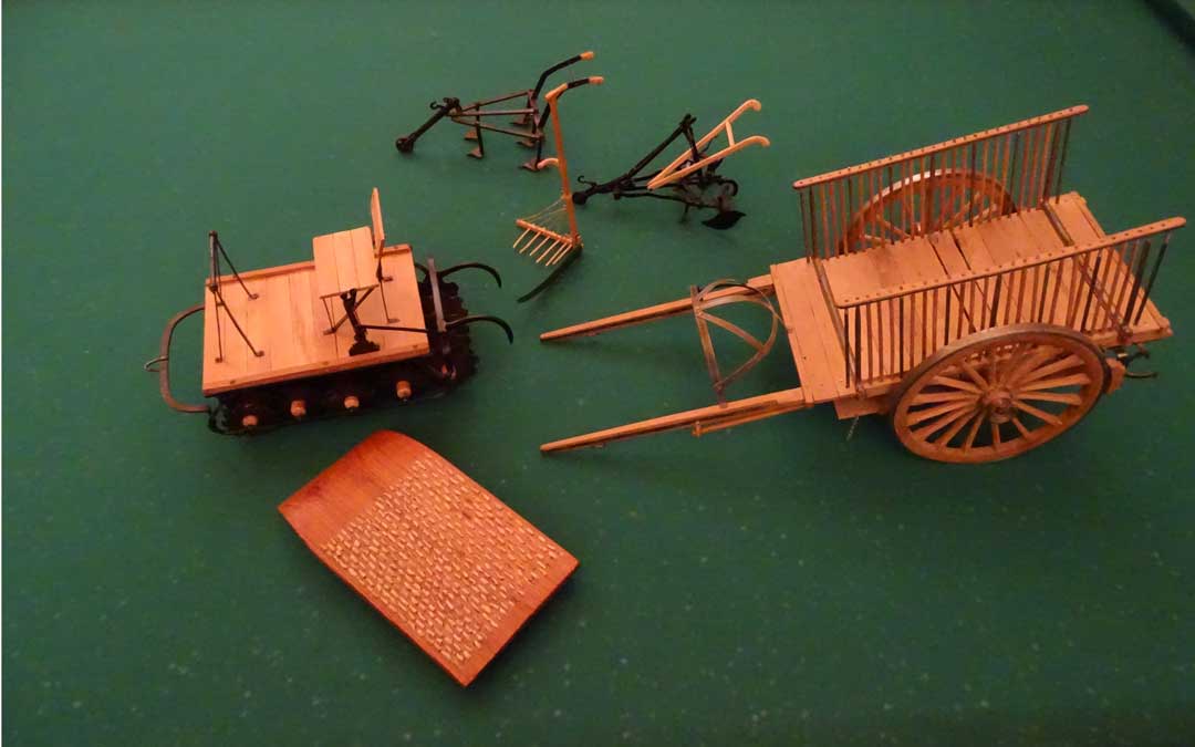 Cirugeda también realiza miniaturas de aperos de labranza. / L.Martínez