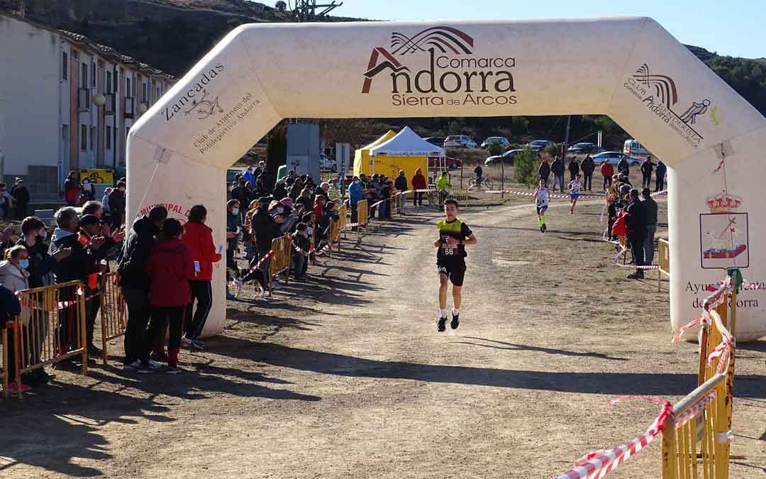 Llegada a meta de un corredor de la categoría sub-16 del Cross Zancadas Andorra. / L.Martínez