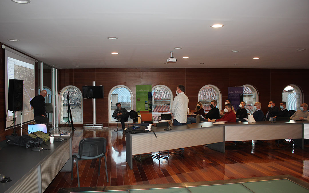 Reunión de los socios fundadores de Atalaya Generación, Pedro Machín y Miguel Ángel Franc; con alcaldes o tenientes alcalde de los municipios afectados en la Comarca del Bajo Aragón / L. Castel