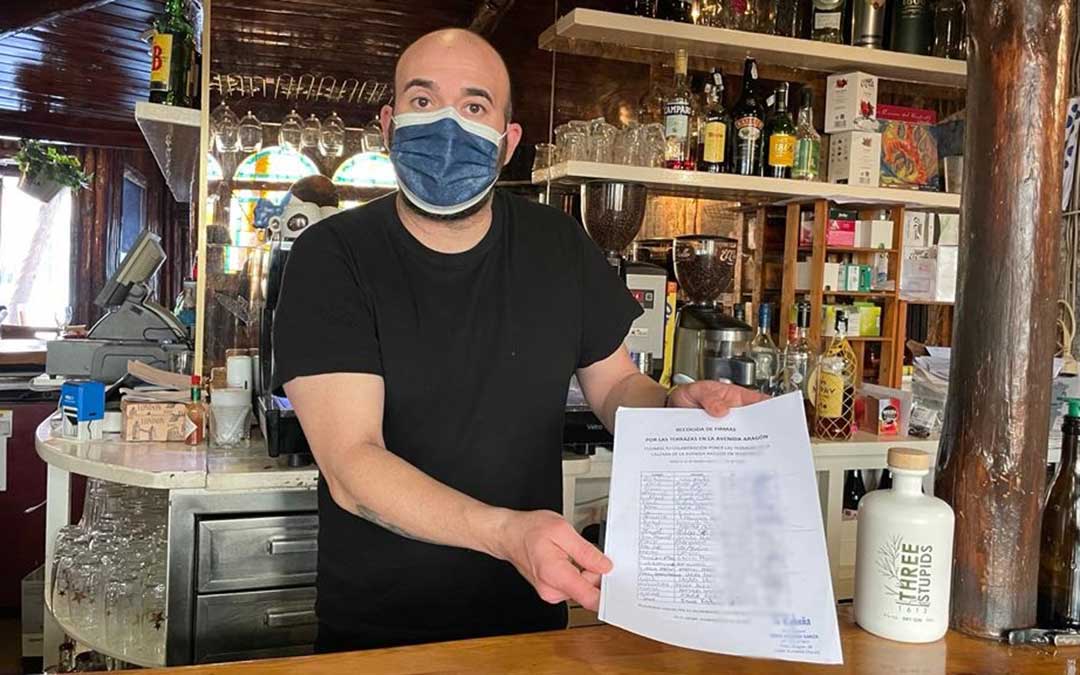 David Requena, gerente del bar 'La Cabaña' mostrando las firmas recogidas./María Celiméndiz