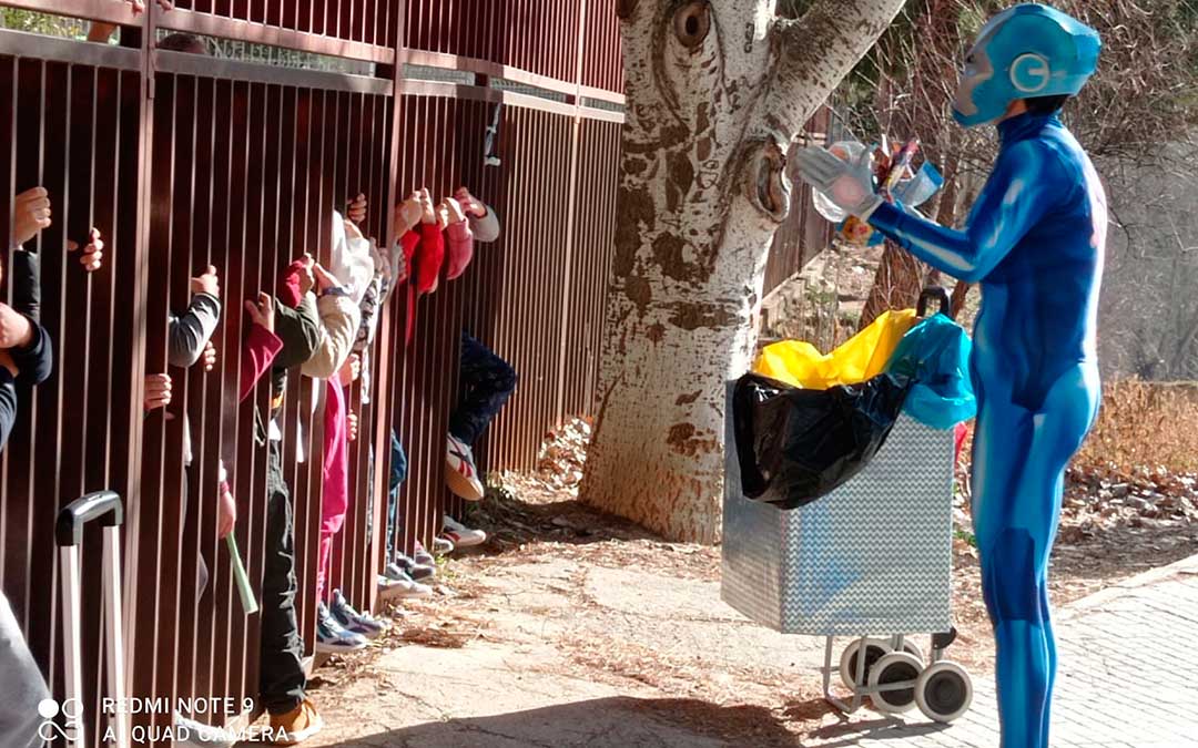 Beatriz Altaba vestida de su álter ego frente al recreo del CEIP Emilio Díaz./ L.C.