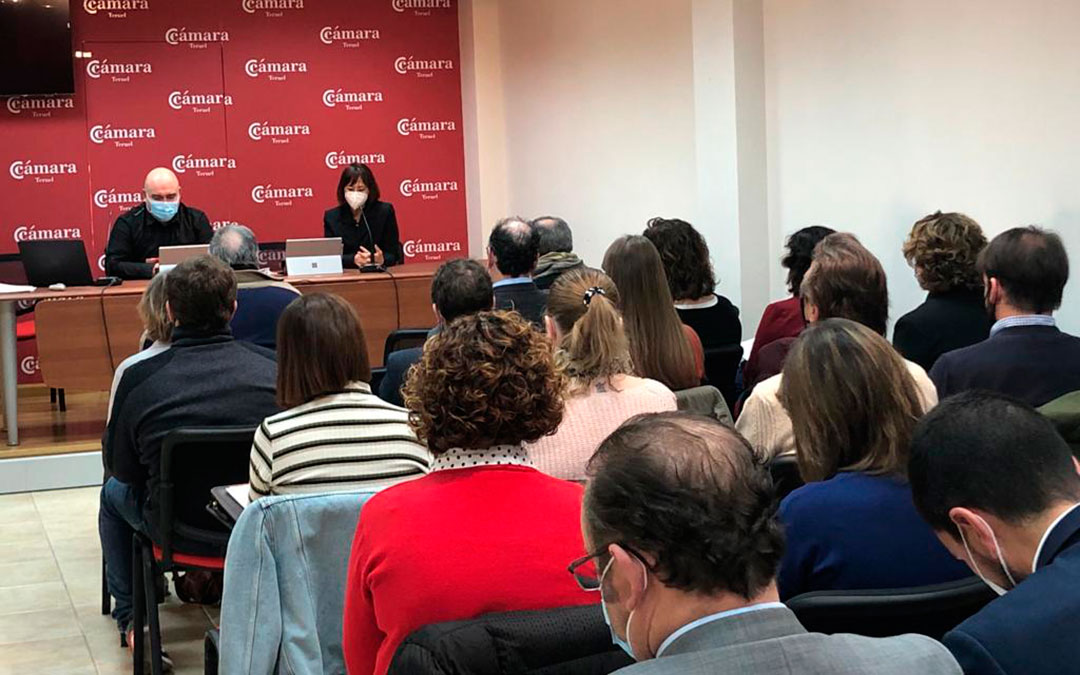 Medio centenar de empresarios asisten a la Cámara de Comercio de Alcañiz para conocer cómo obtener las ayudas del 'Kit Digital'./ L.C.