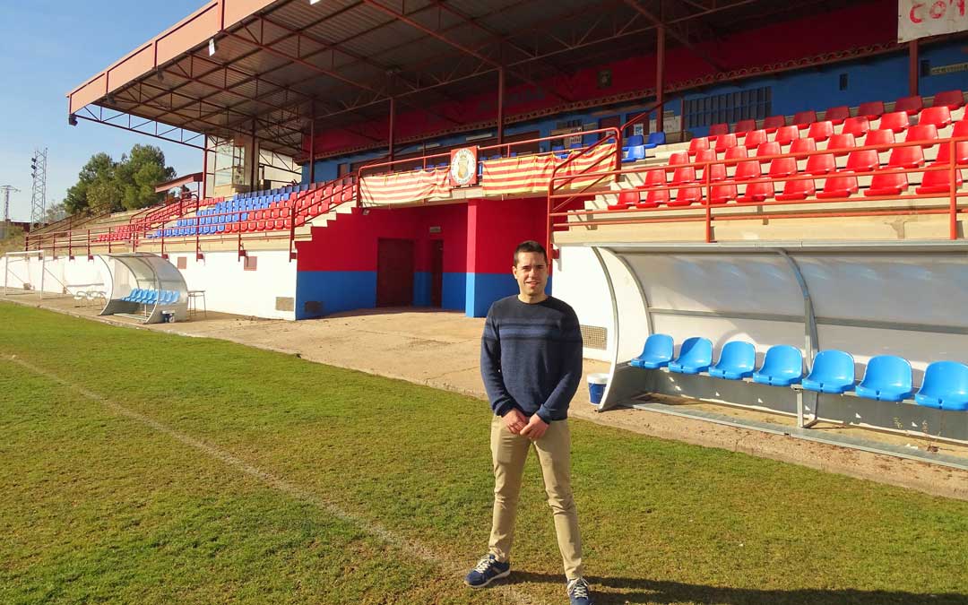 El concejal de Deportes, Carlos Yeguas, frente al graderío recién renovado del campo de fútbol municipal José Roca, de Alcorisa. / Ayt. Alcorisa