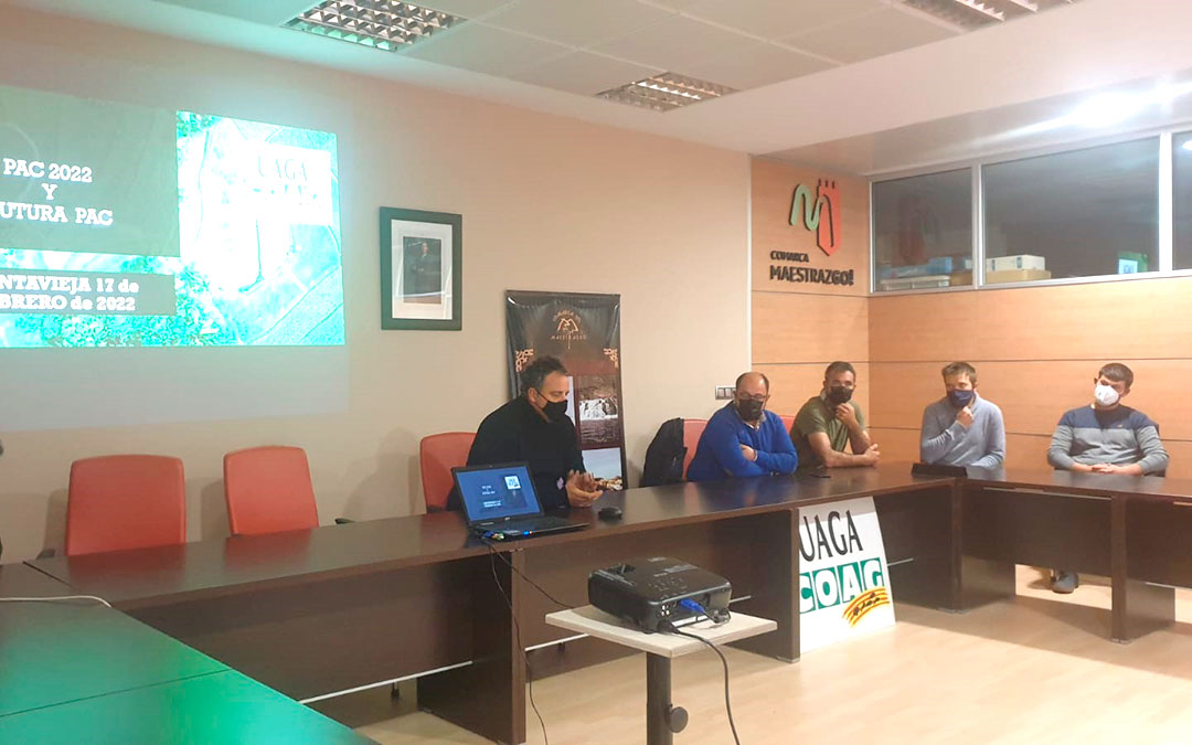 El vicepresidente de la Diputación de Teruel, Alberto Izquierdo, participa en una jornada informativa sobre la PAC celebrada en Cantavieja./ DPT