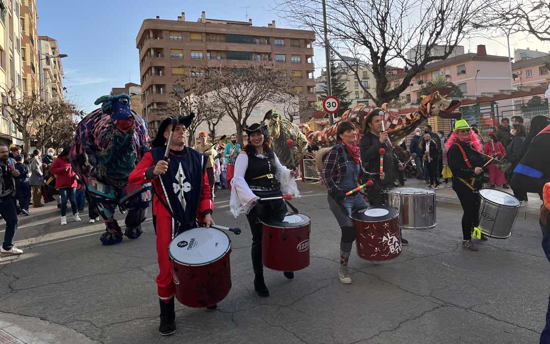 Los dragones también se unieron al desfile infantil./Laura Alejos