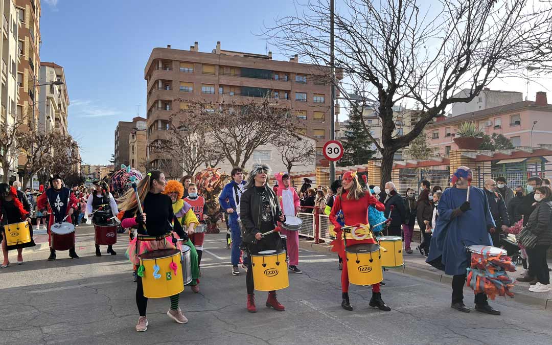 La batukada llenó de ritmo las calles de Alcañiz./Laura Alejos