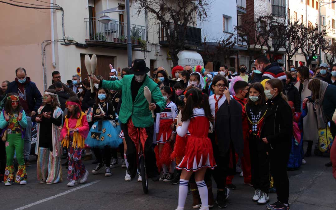 Los malabaristas en monociclo llamaron la atención de los niños./Laura Alejos