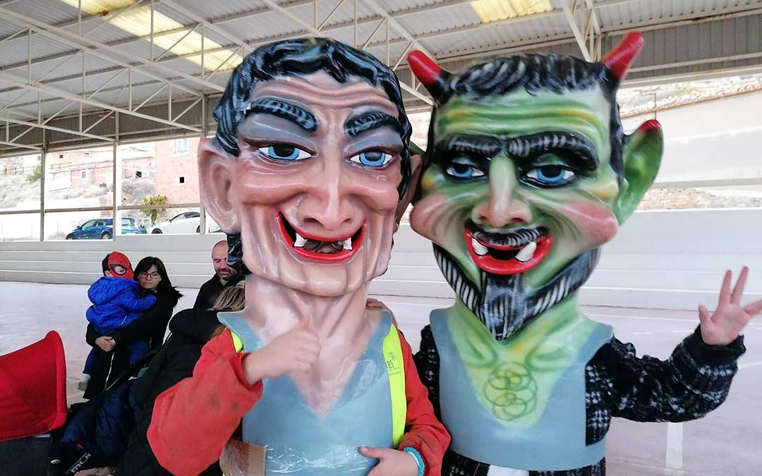 Los cabezudos celebran los carnavales en Alacón./L.C.