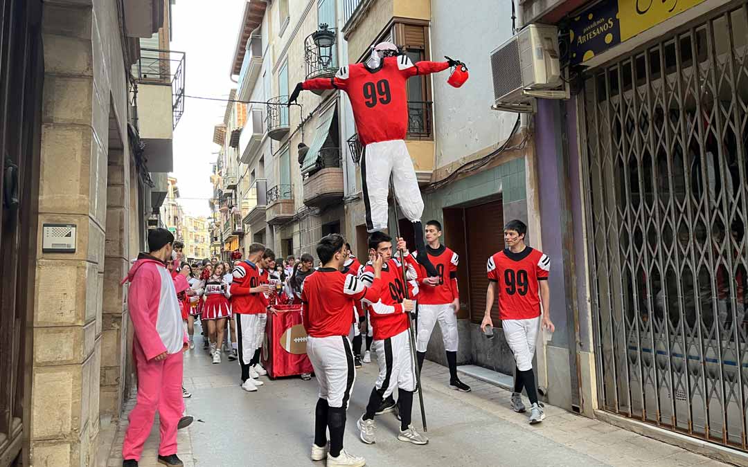 Los Quintos fueron los encargados de llevar a Don Carnal a la Plaza./Laura Alejos