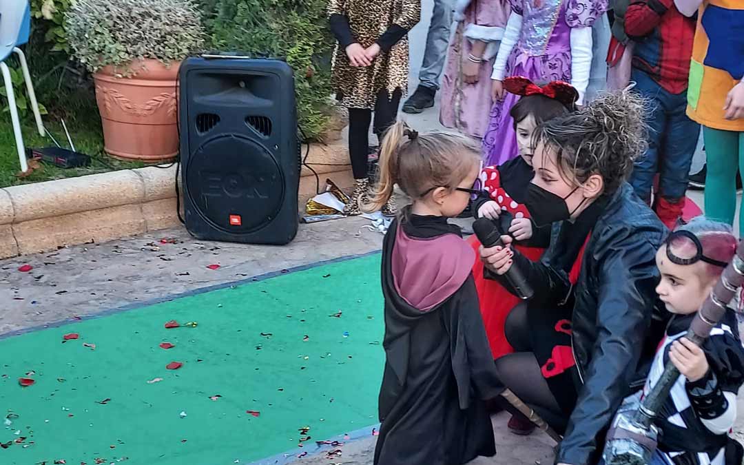 Los niños fueron los grandes protagonistas en el desfile de Castelnou./Raquel Ibáñez