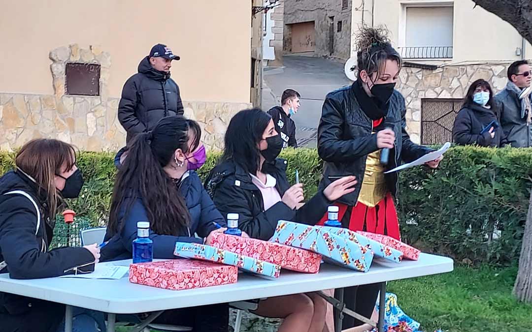 El jurado deliberó quiénes eran los ganadores entre múltiples y diferentes disfraces./Raquel Ibáñez