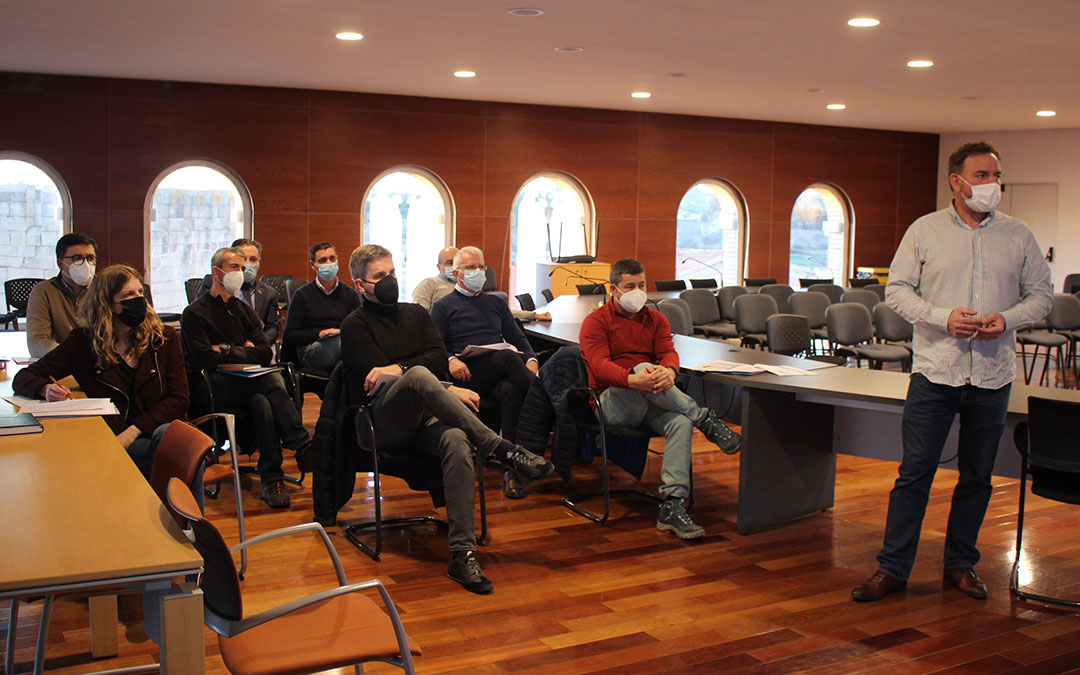Alcaldes y concejales de todos los municipios afectados a excepción de Castelserás acudieron a la reunión con Atalaya. Estuvieron presentes Aguaviva, Alcañiz, Alcorisa, Andorra, Calanda, y La Ginebrosa además de la Comarca del Bajo Aragón / L. Castel