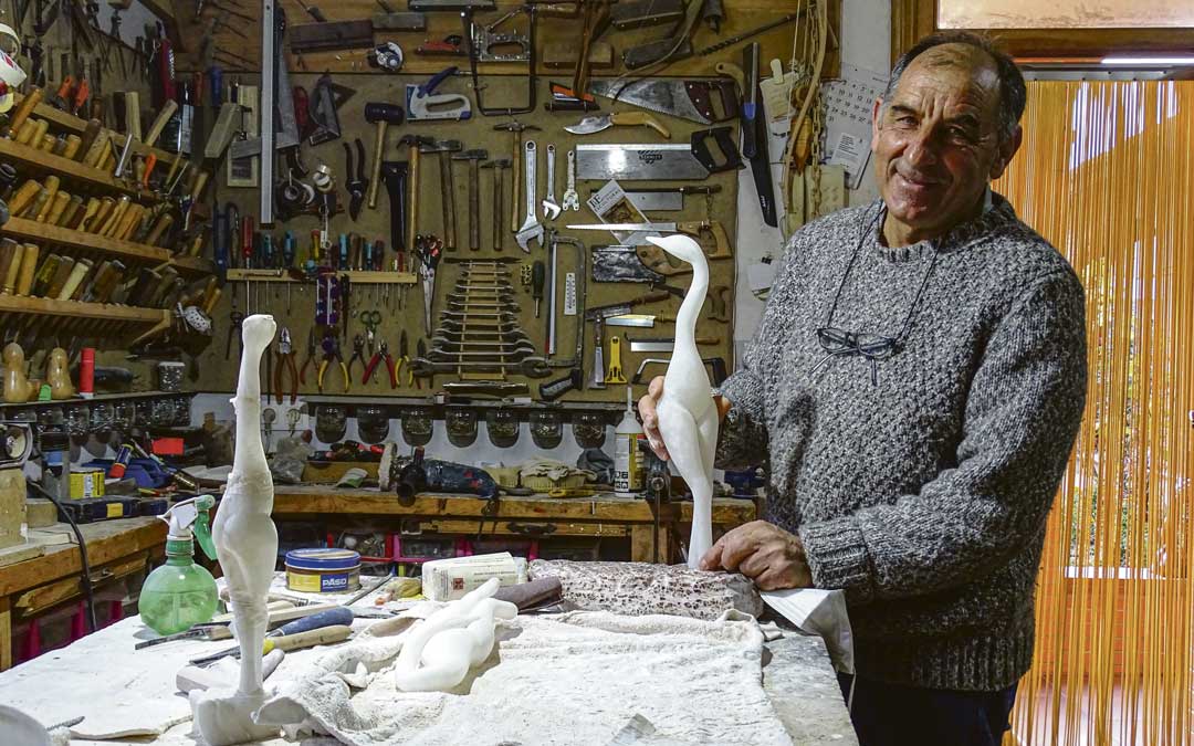 En su taller Manolo pasa muchas horas trabajando en sus figuras, tanto de alabastro como de madera. / L.Martínez