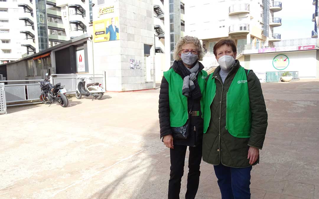 Dos voluntarias de Alcañiz han estado informando a los transeúntes. / L.Martínez