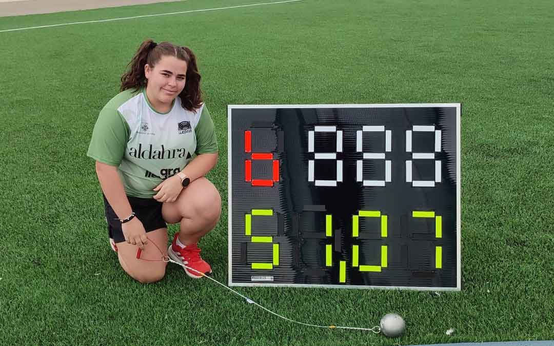 Elena Sanz junto al marcador con el nuevo récord que ha establecido. Foto. J.S.