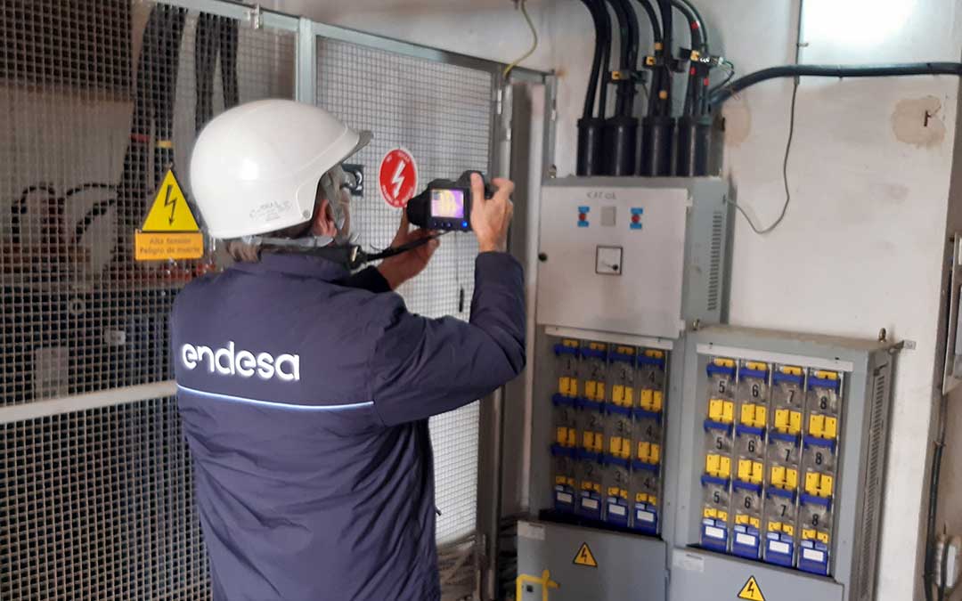 Un operario de Endesa realizando diferentes labores./ Endesa